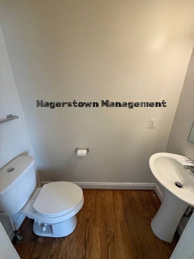 Building Photo - Halfway Townhouse - close to shopping and dining