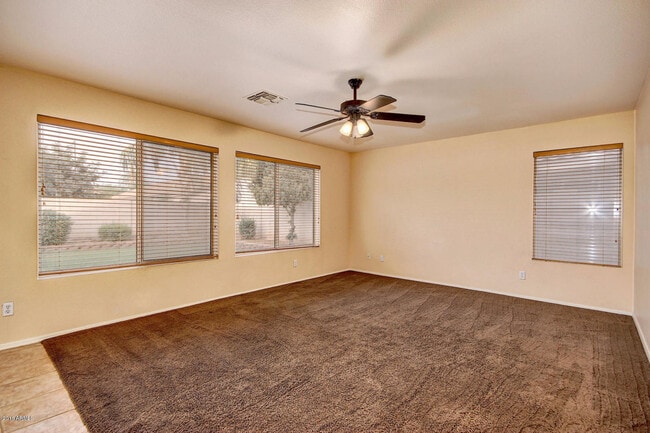 Building Photo - 886 W Bruce Ave