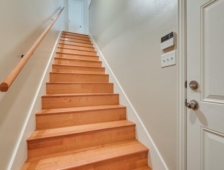 Entry Staircase - 2407 Stutz Dr