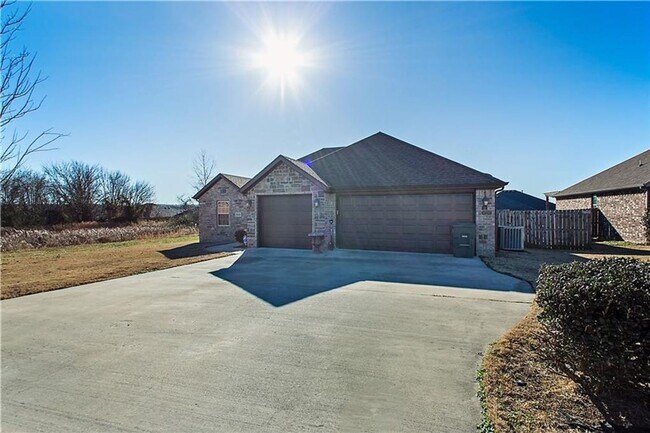 Building Photo - 3 bedroom in sought after West side of Fayetteville