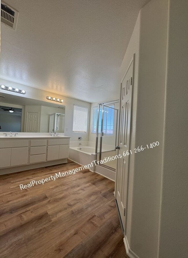 Building Photo - Spaciouse 4 Bed- 3 full Bath + plus Loft Home