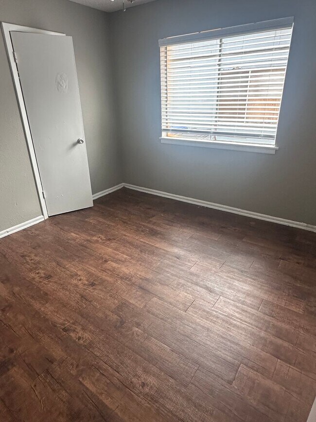 Building Photo - Brookview Duplex 6917