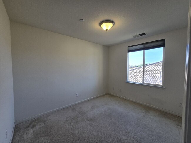 Building Photo - Stunning 3BR 3.5 BATHROOM House in Hayward