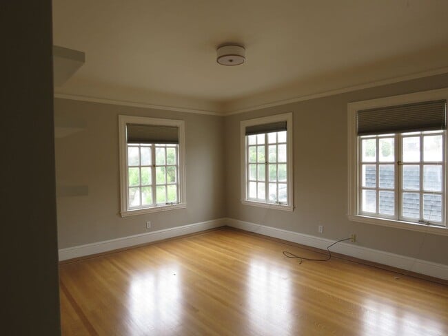 Building Photo - Elegant 4 bedroom House  with bonuses