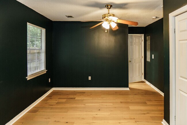 Building Photo - Beautiful 4 bedroom in the heart of Mossy ...