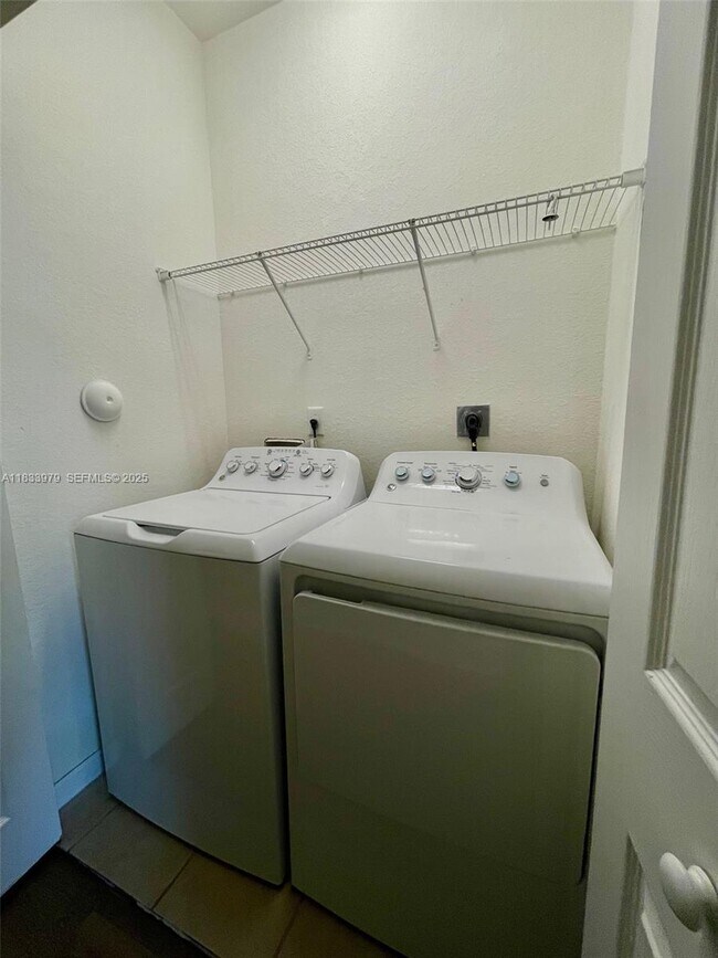 Building Photo - 146 SE 34th Terrace