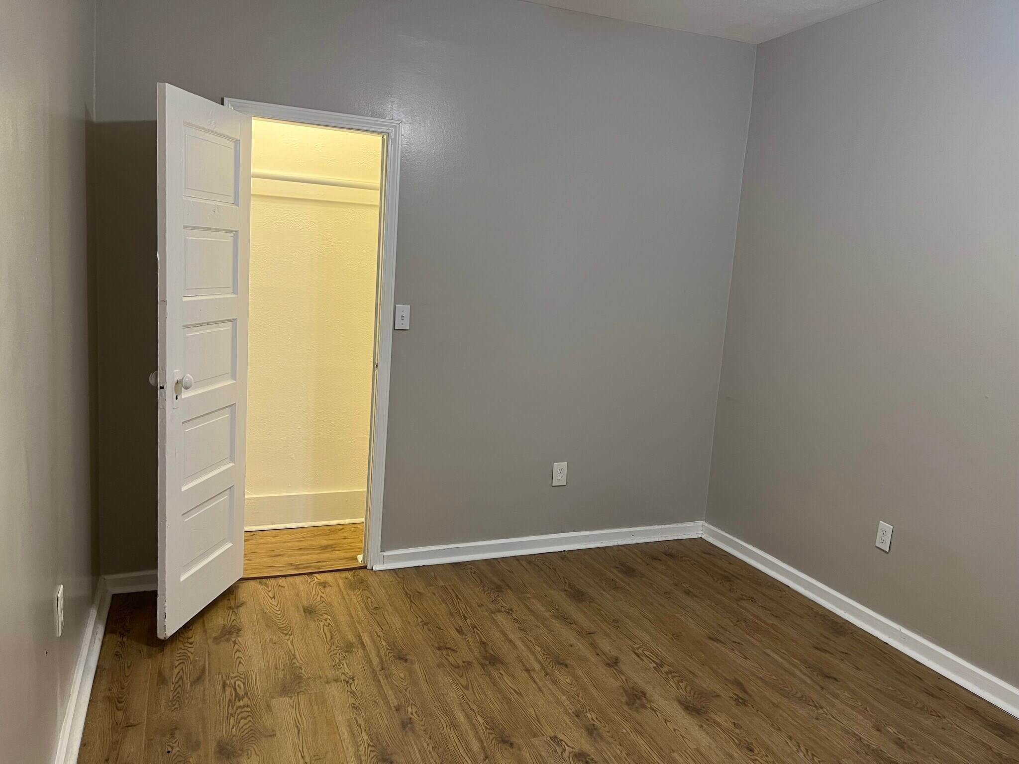 Building Photo - 1364 W 58th St