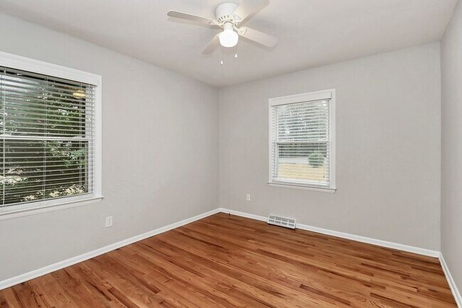 Building Photo - 3BD/1BA All Brick Ranch on One Acre!