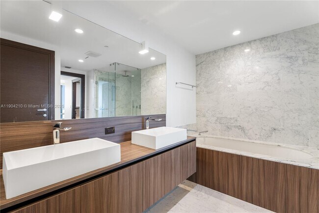 Building Photo - 1000 Brickell Plaza