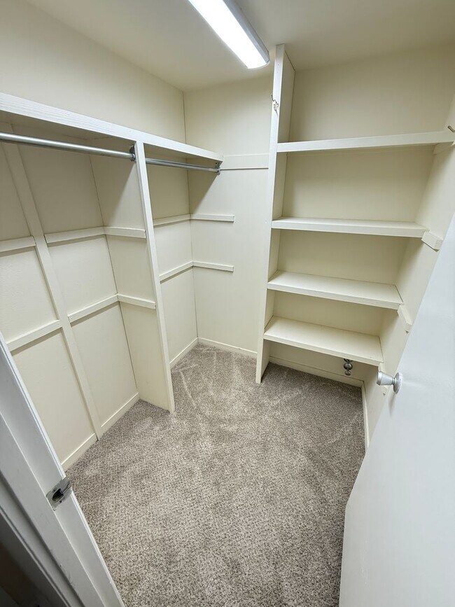 Building Photo - Chic & Comfortable 2BR/2BA Ground-Level Co...
