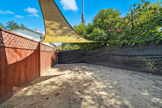 Building Photo - Adorable 2/1.5 with private back yard, ful...
