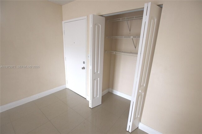 Building Photo - 690 W Park Dr