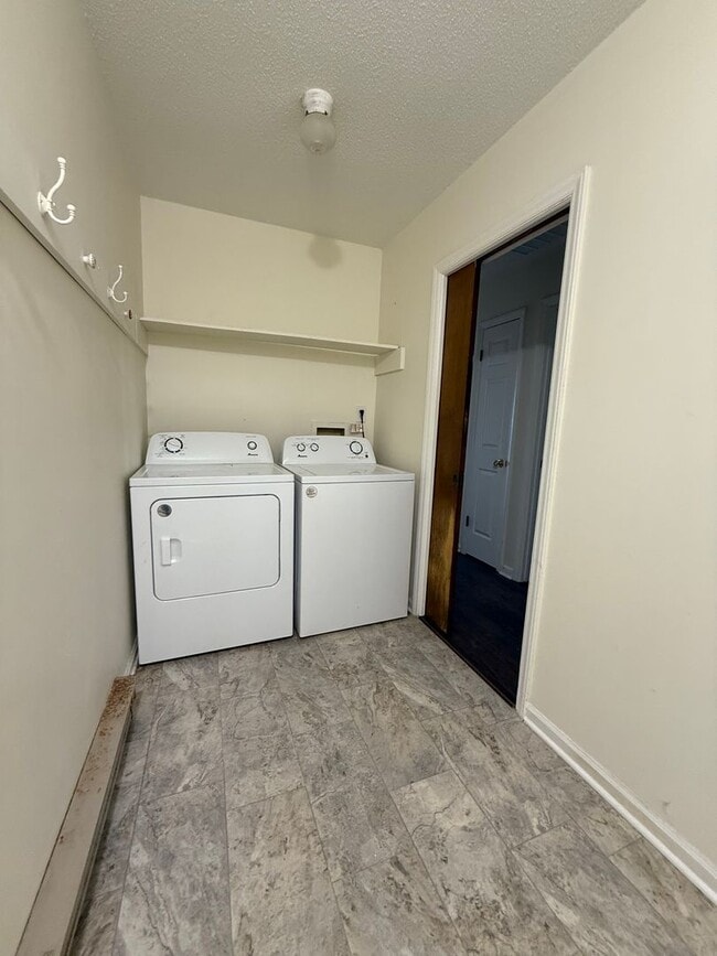 Building Photo - 3 Bedroom/1 Bath home for rent