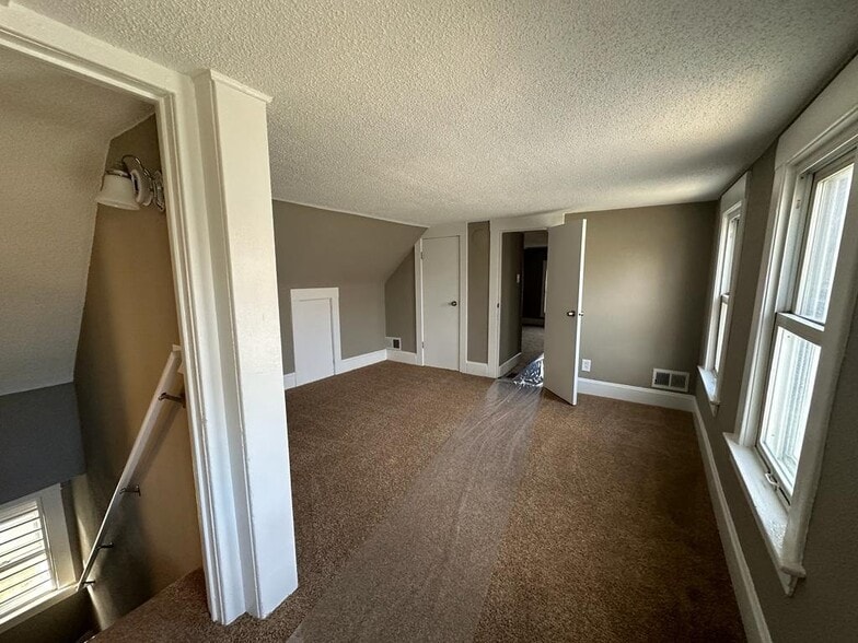 Building Photo - 486 Lawson Ave W