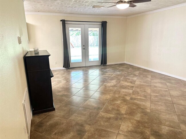 Building Photo - 1126 E Dartmouth Ln