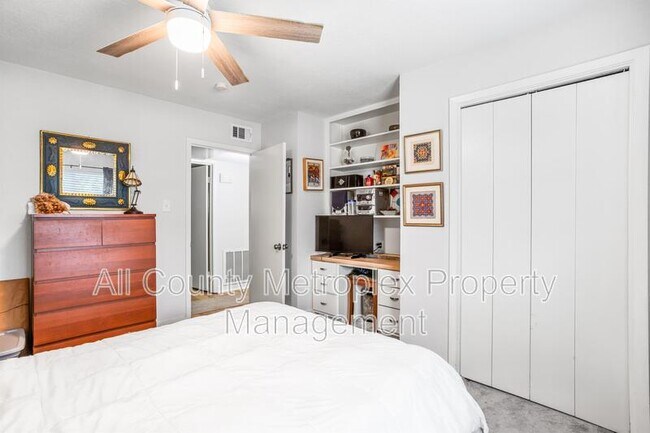 Building Photo - 7924 Royal Ln