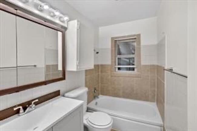 Building Photo - MOVE IN READY 4-BED 2-BATH