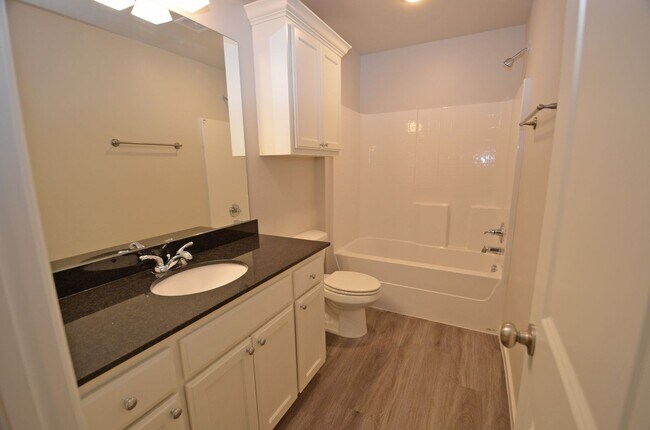 Building Photo - 3 Bed 2 Bath 2 Car Garage Duplex in Summit...