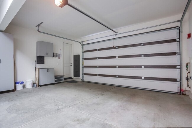 Building Photo - 5 Bedroom Home in Rancho Tesoro!