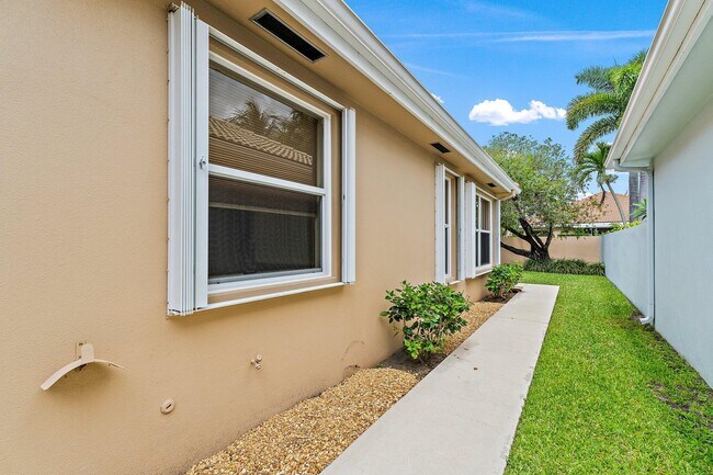 Building Photo - 173 E Hampton Way