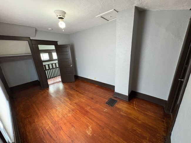Building Photo - Large Kitchen, Hardwood Floors, Laundry included