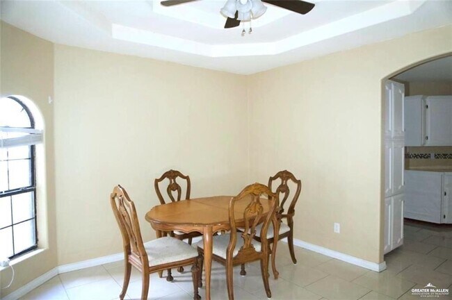 Building Photo - 531 Tulip Cir