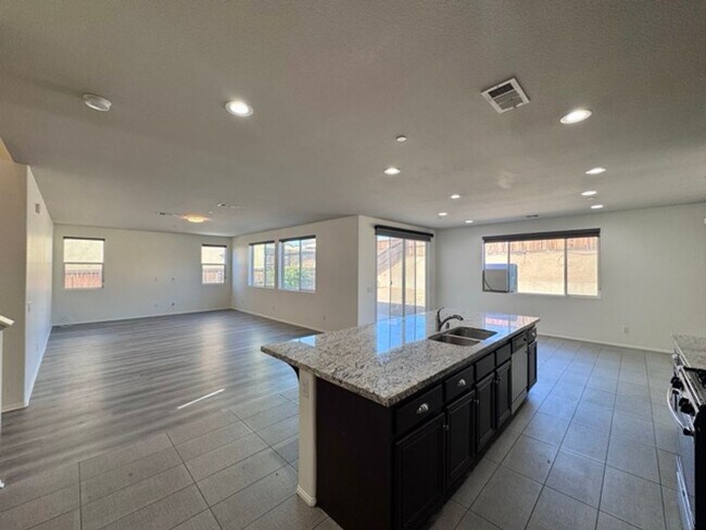 Building Photo - MOVE IN SPECIAL!! Move in on or before Oct...
