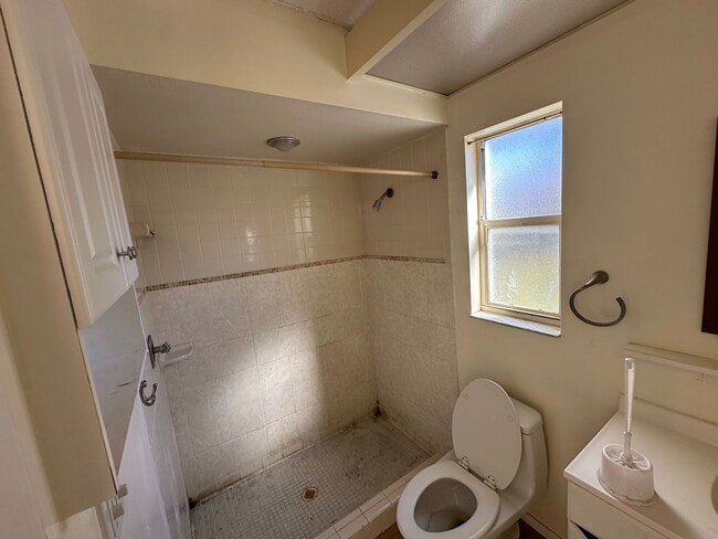 Building Photo - Spacious 4-Bed Pool Home in Gulf Gate East - Available Now!