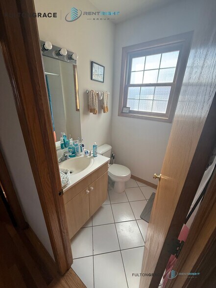 Building Photo - 819 N Wood St