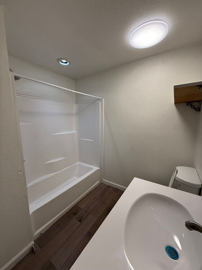 Building Photo - Updated 3BR w/ Hardwood Floors, Walk-In Shower & Stainless Steel Kitchen