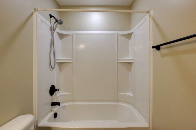 Building Photo - Sweet 3 bed 2 bath clost to post and I-24.