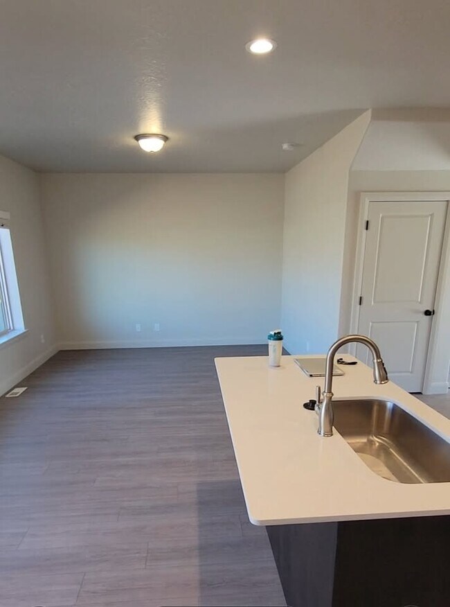 Building Photo - 858 N Old Fort Dr