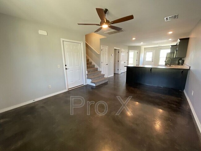 Building Photo - 618 Easton Dr