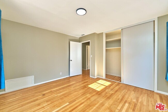 Building Photo - 429 S Orange Dr