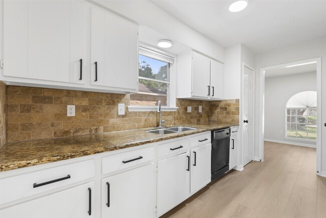 Building Photo - 16615 Glamis Ln
