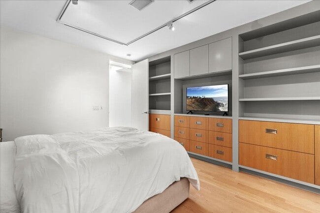 Building Photo - Modern 2BR Architectural + Rooftop in Prim...