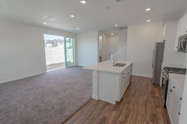 Building Photo - Five Points 3 Bedroom Home in Valencia!