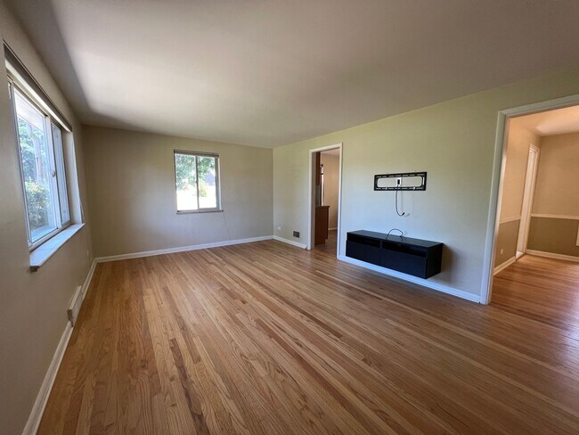 Building Photo - Mid Century Modern Ranch in Virginia Village!