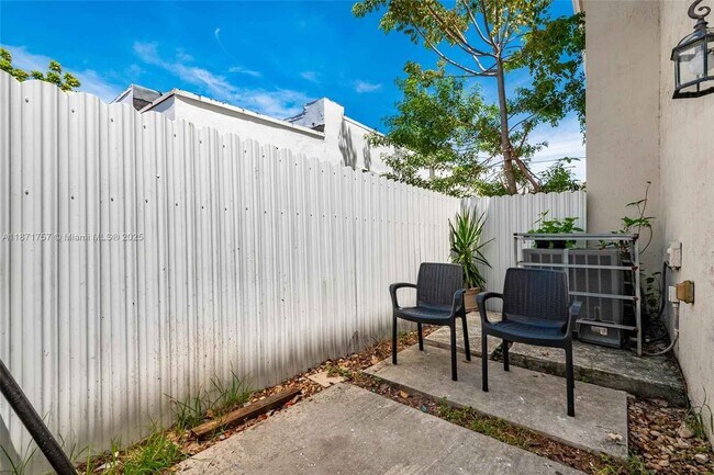 Building Photo - 1013 SW 7 ST Miami FL 33130