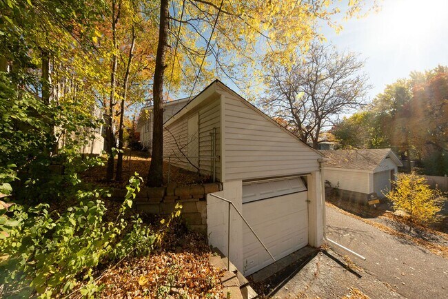 Building Photo - Recently-renovated home perfect for family