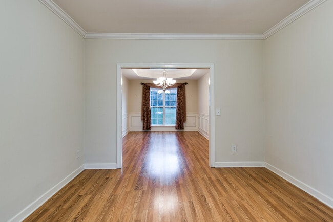 Building Photo - **ESTABLISHED NEIGHBORHOOD, AMAZING LOCATION**