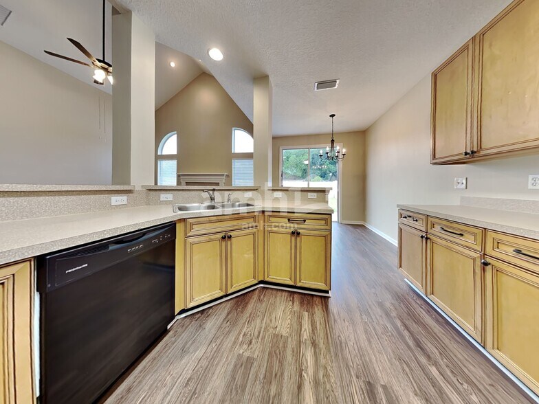 Building Photo - 890 Thoroughbred Dr