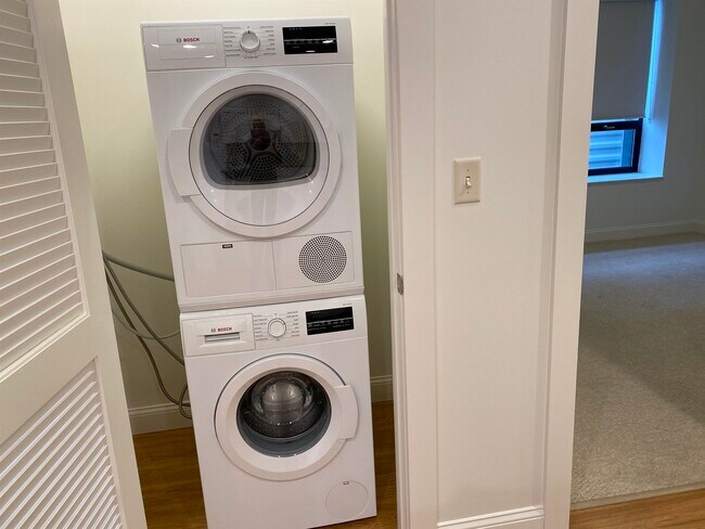 Building Photo - 875 Elm St