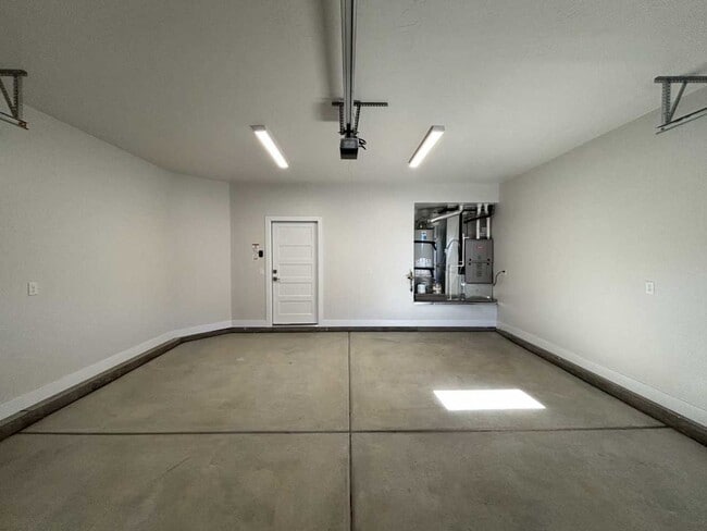 Building Photo - Beautiful Crimson Park Townhome!