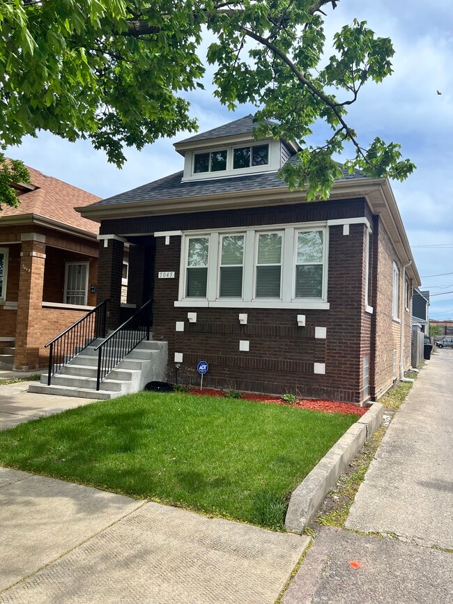 Building Photo - 7045 S Oakley Ave