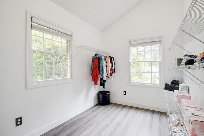 Building Photo - 6351 Lakewood Dr