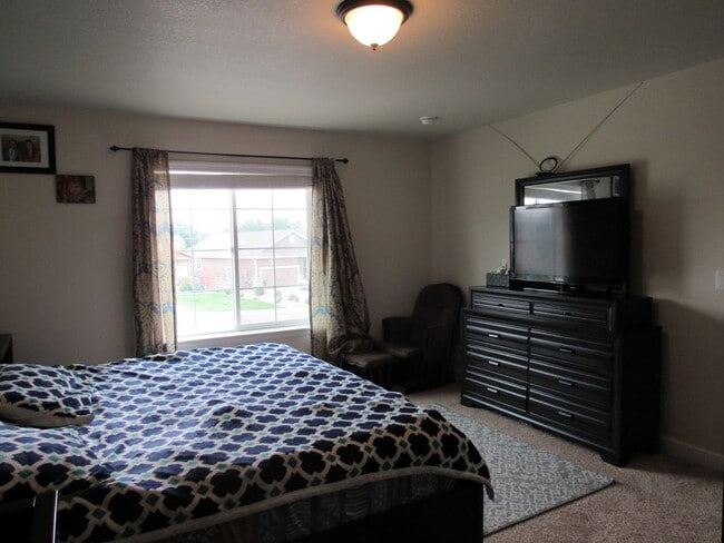 Building Photo - Stunning Longmont home