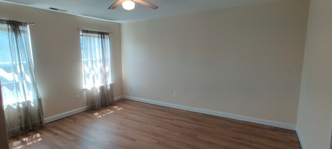 Building Photo - 4 bedroom townhome with garage