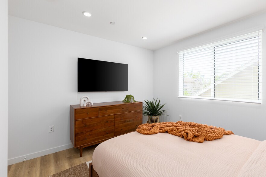 Building Photo - 1416 S Orange Dr