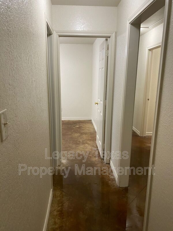 Building Photo - 1322 Country Club Rd